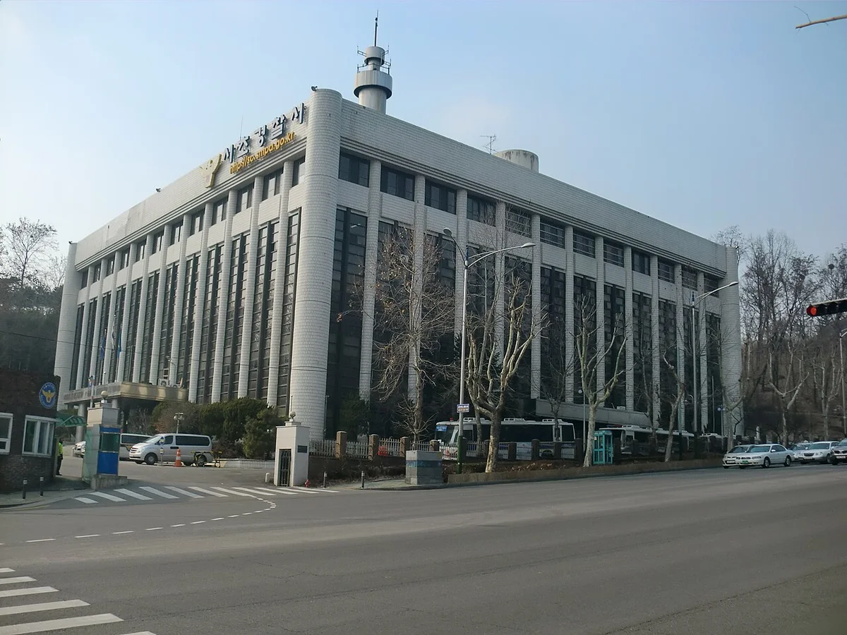 도로변에 서 있는 회색 외벽의 서울 서초경찰서 청사