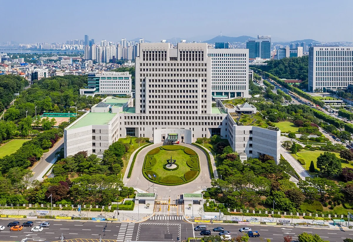 넓은 광장과 정원 너머로 보이는 대법원 청사 전경 항공 사진