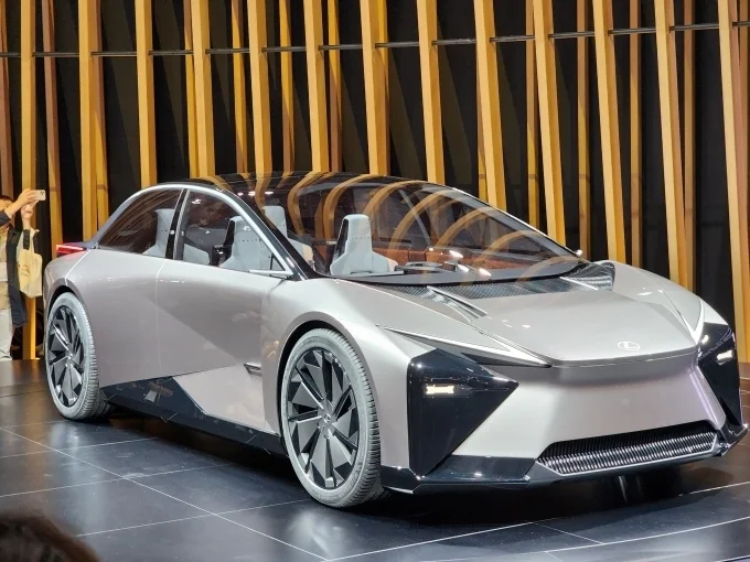 2023 재팬 모빌리티쇼에 전시된 렉서스 LF-ZC 콘셉트 세단