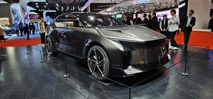 2023 재팬 모빌리티쇼에 전시된 렉서스 LF-ZL 콘셉트 SUV, 전면