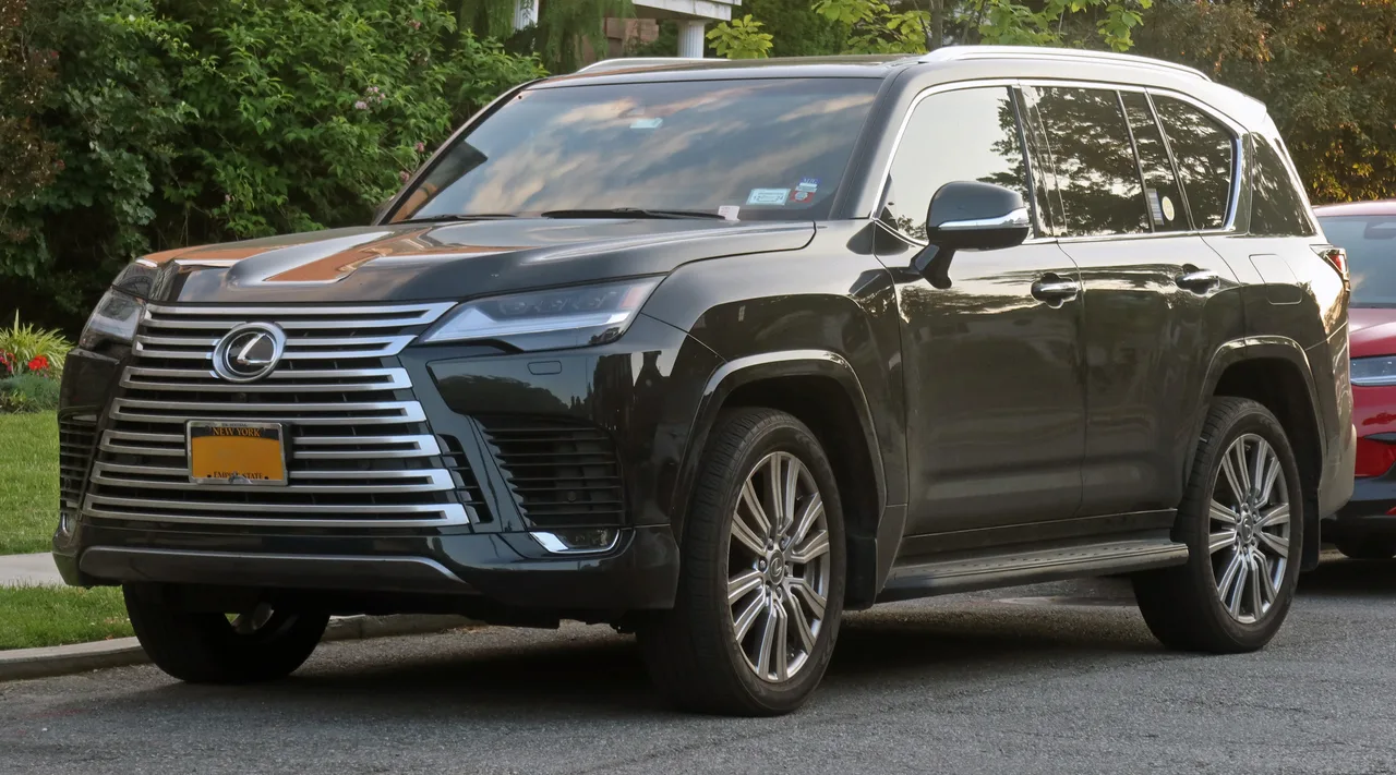 렉서스 LX600 전면부, 검은색