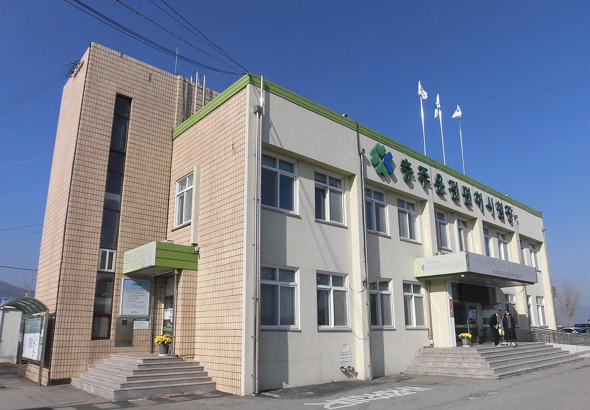 '충주운전면허시험장' 간판이 붙은 2층 건물의 정문 쪽 모습