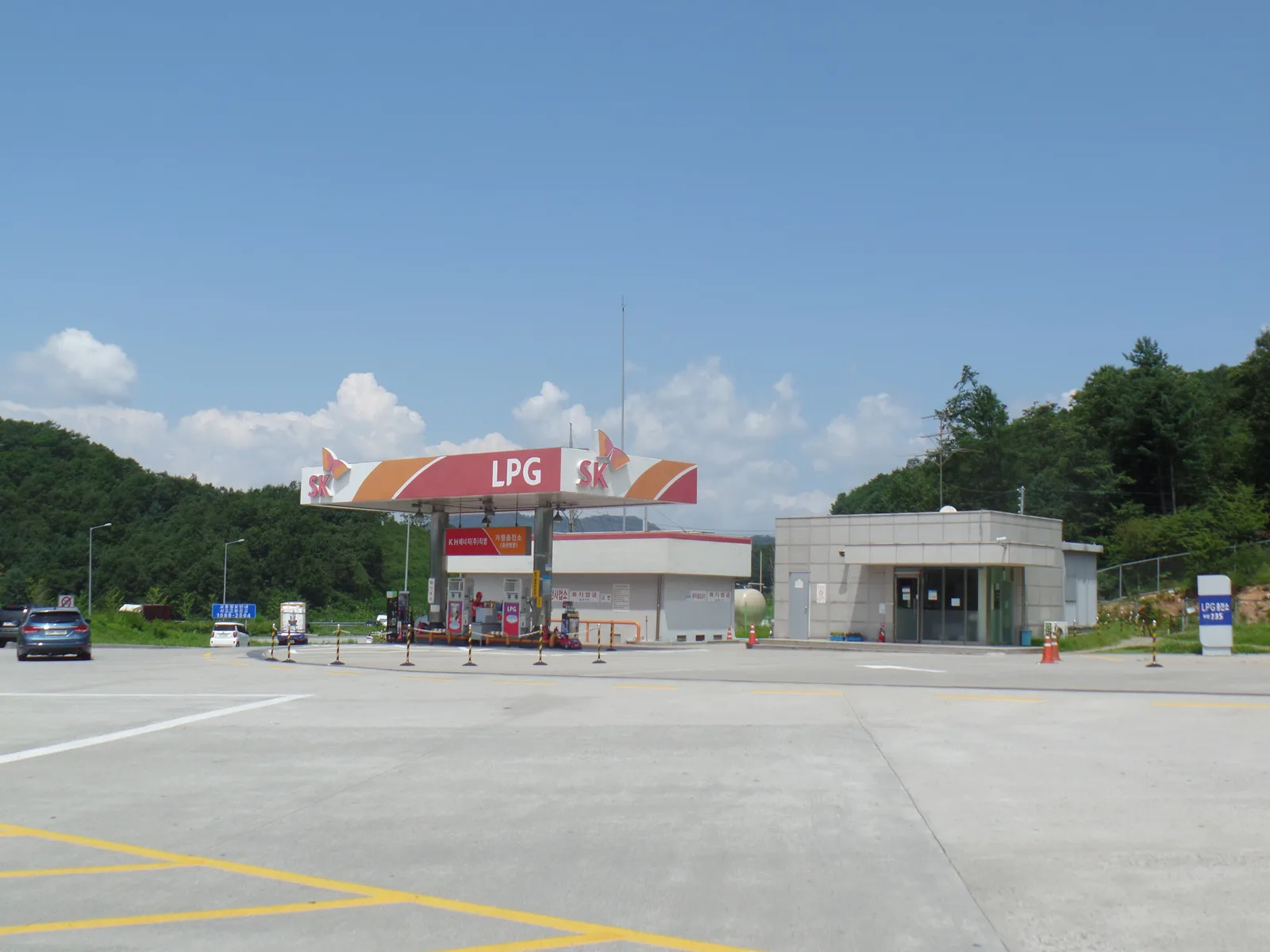 서울양양고속도로 가평휴게소의 SK에너지 LPG 충전소 전경