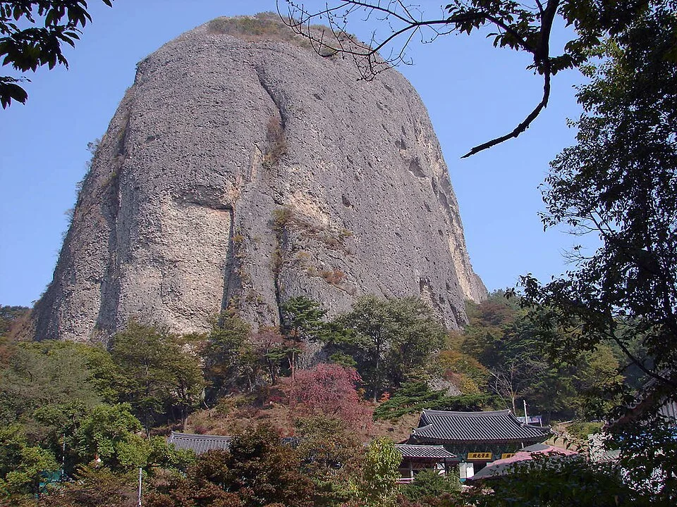 거대한 암봉 아래 자리한 은수사 사찰 전경과 배경의 마이산 봉우리