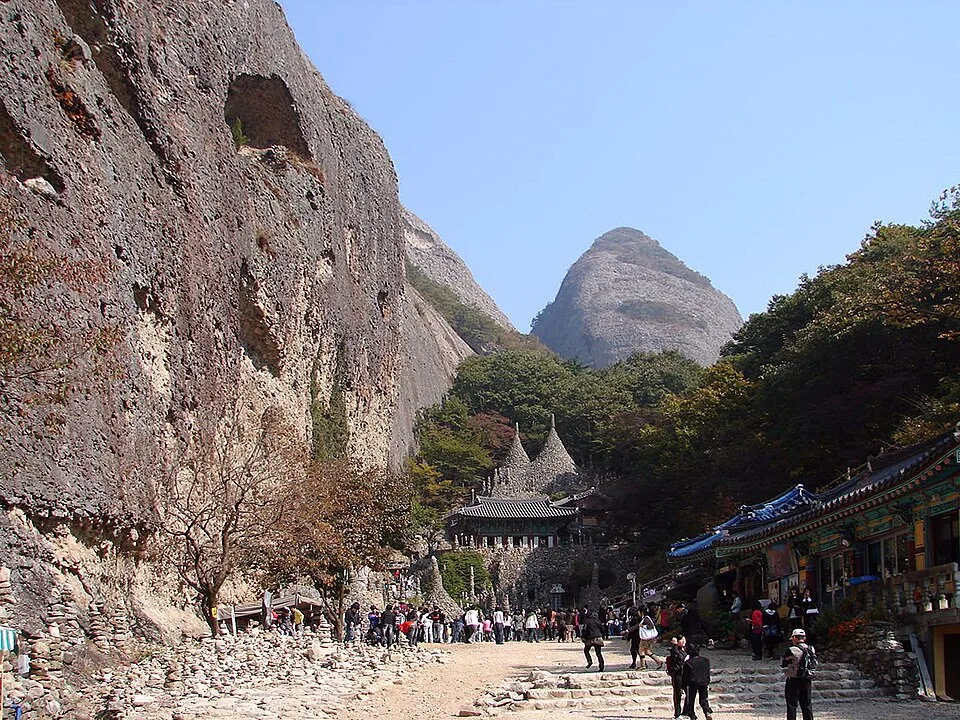 마이산 탑사로 향하는 산길을 걷는 등산객들과 배경의 암봉