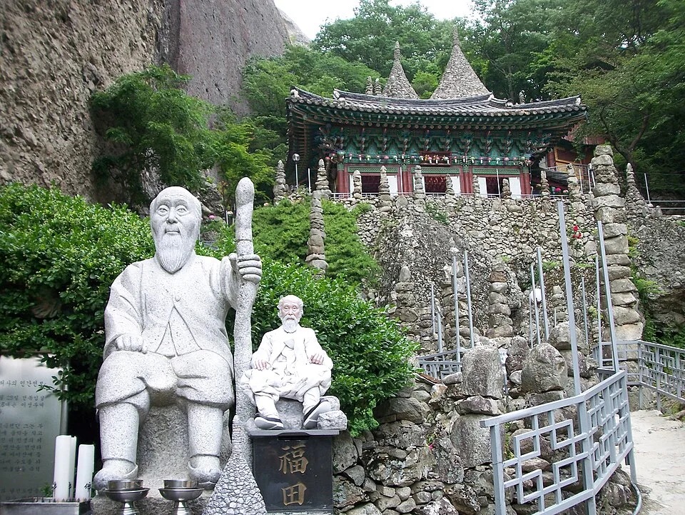 마이산 탑사 경내에 세워진 이갑룡 처사 석상과 나란히 놓인 인물상