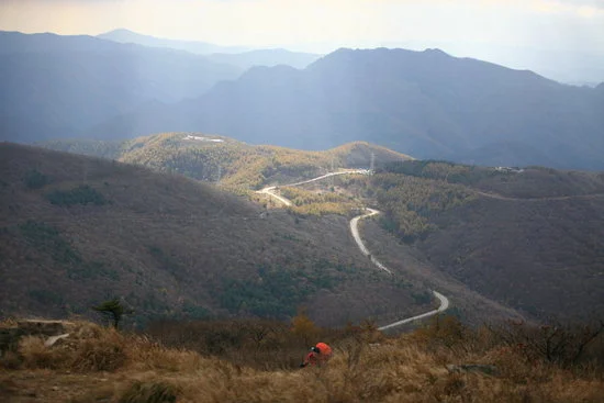 산허리를 감아 도는 고갯길이 능선까지 이어진 모습