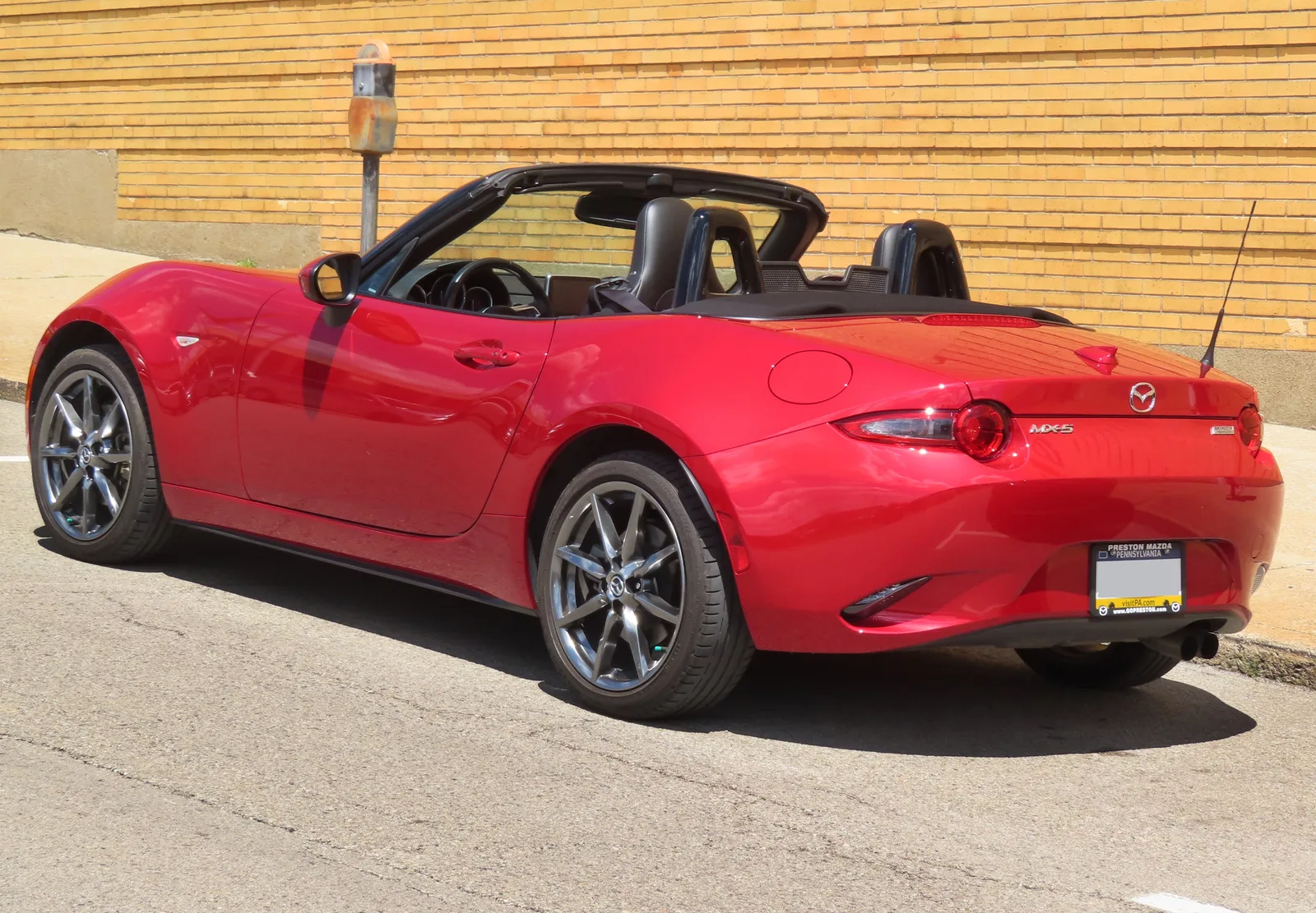 빨간색 마쓰다 MX-5 미아타(ND) 후면 측면 모습, 오픈탑 상태