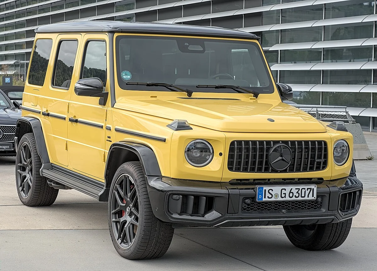 노란색 메르세데스-AMG G 63의 전면과 측면, AMG 전용 수직 그릴과 검은 휠이 보인다