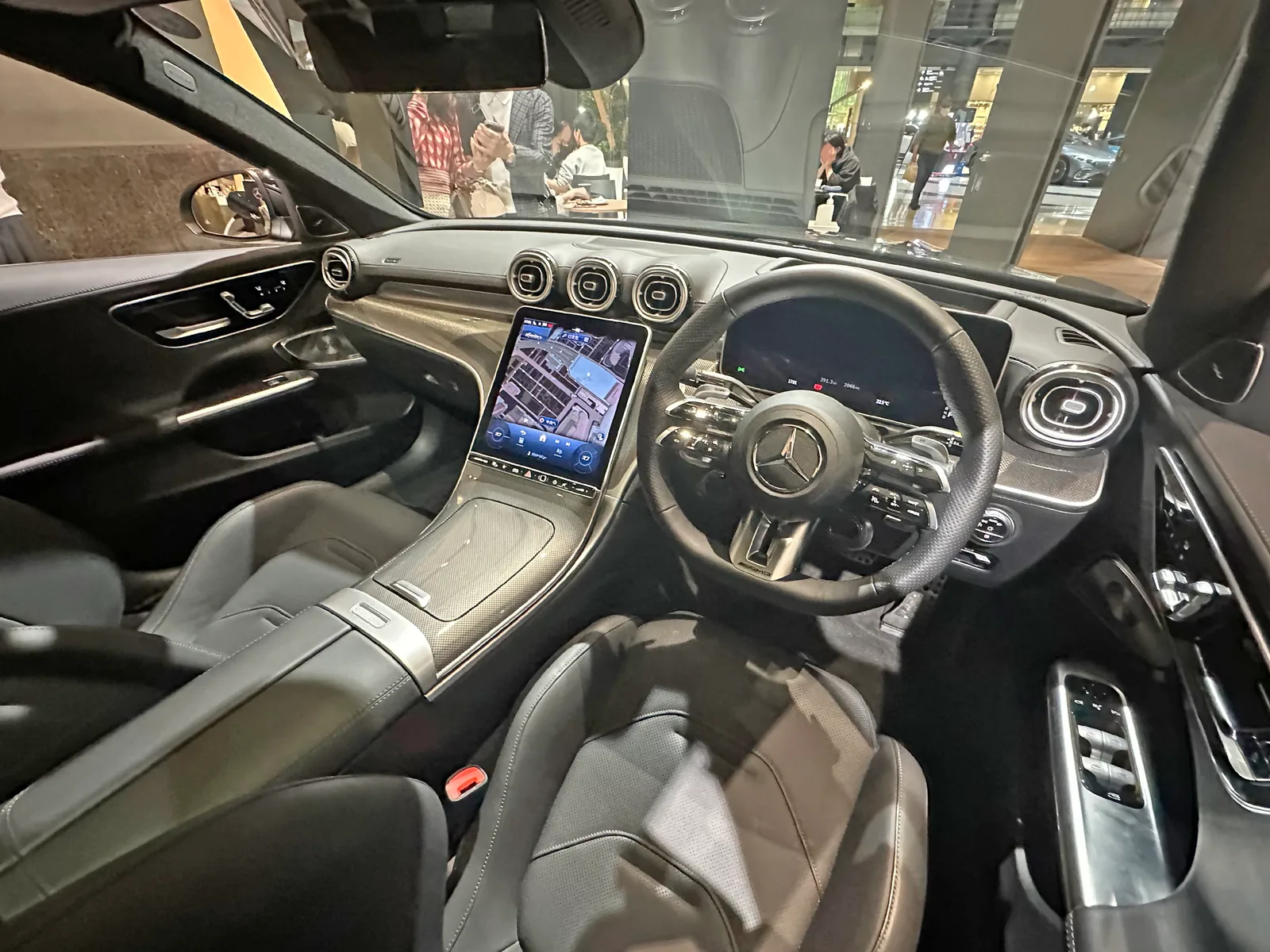 메르세데스-AMG C63 실내, 하이퍼스크린과 스티어링 휠