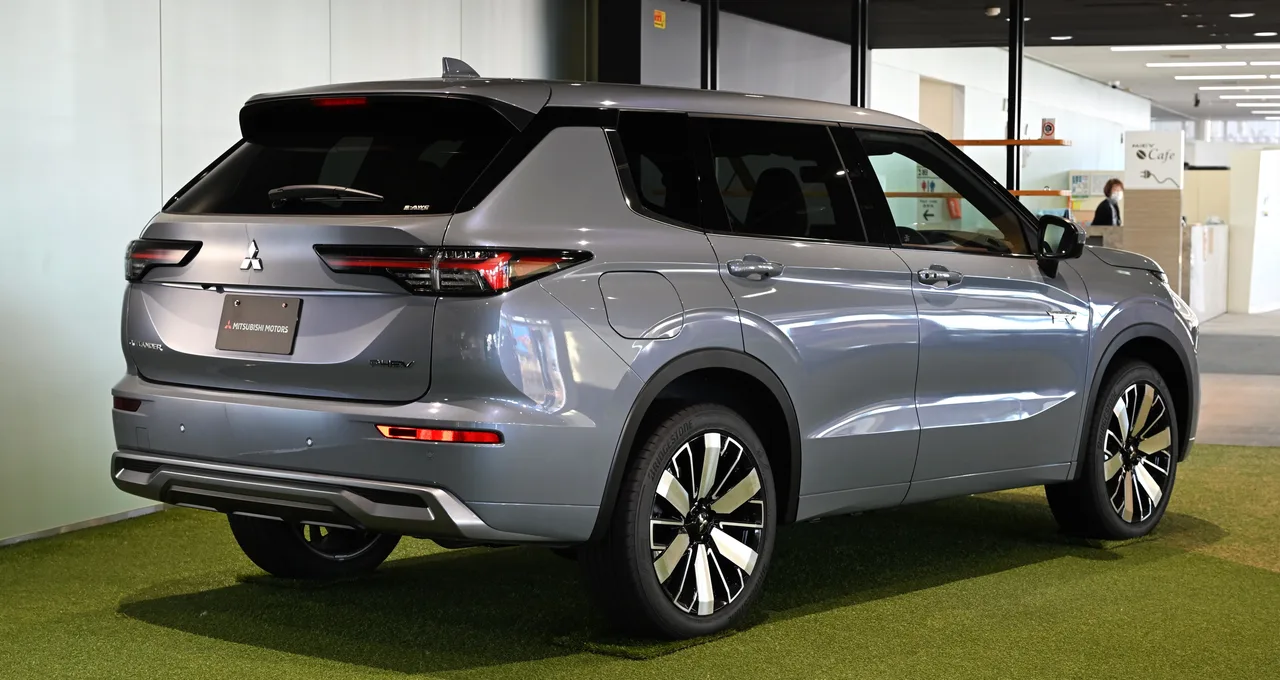 아웃랜더 PHEV 후면