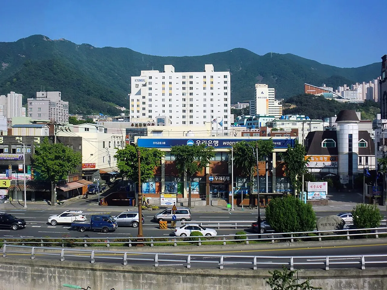우리은행 지점 간판이 보이는 부산 구포 일대의 거리 풍경