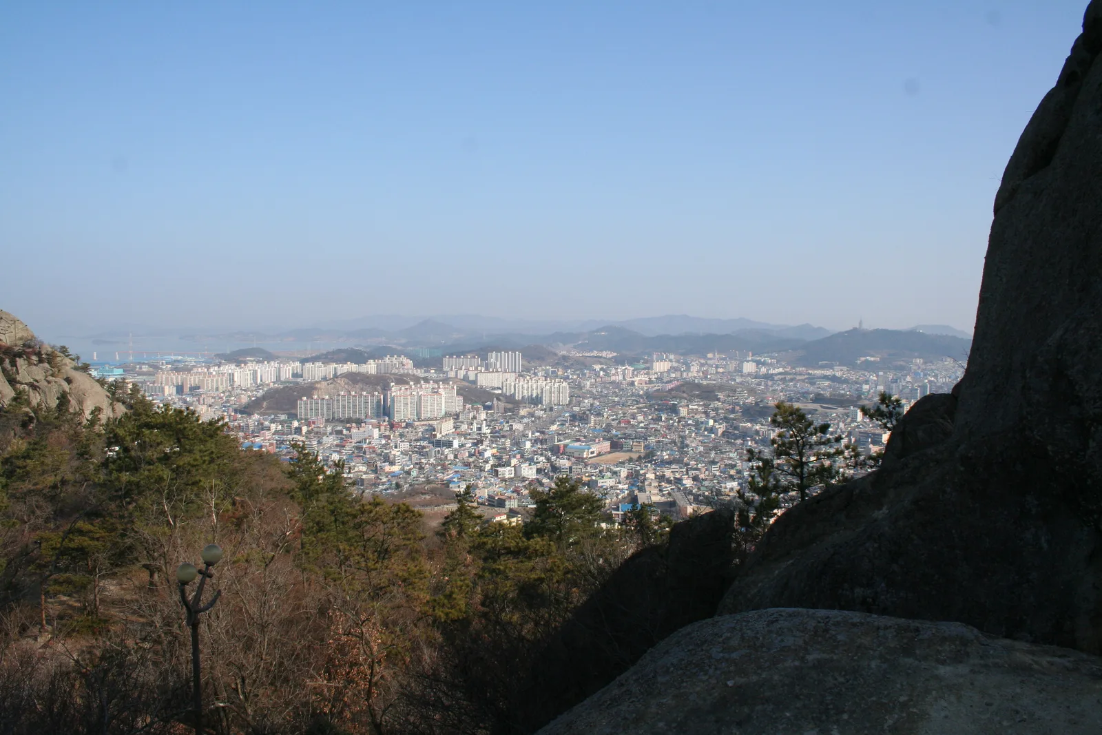 유달산 정상 바위 사이로 내려다본 목포 시가지와 바다 전경