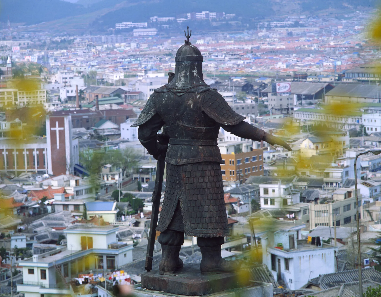 목포 시가지를 내려다보는 유달산 이순신 장군 동상 뒷모습