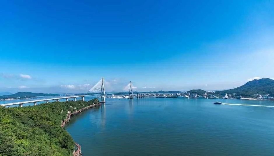 푸른 바다 위로 사장교가 이어진 전경