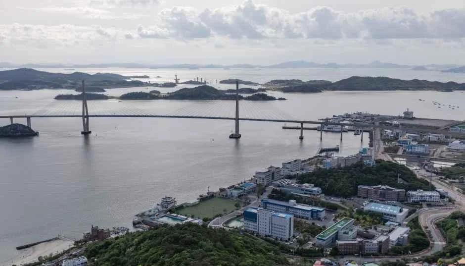 높은 곳에서 내려다본 바다와 다리, 항구 일대