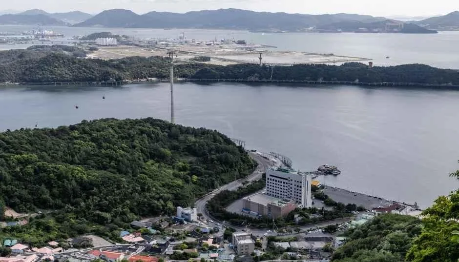 높은 곳에서 보이는 호텔과 항구, 바다 풍경