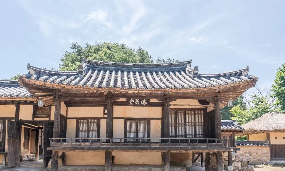 처마가 길게 뻗은 누각형 기와 고택의 정면