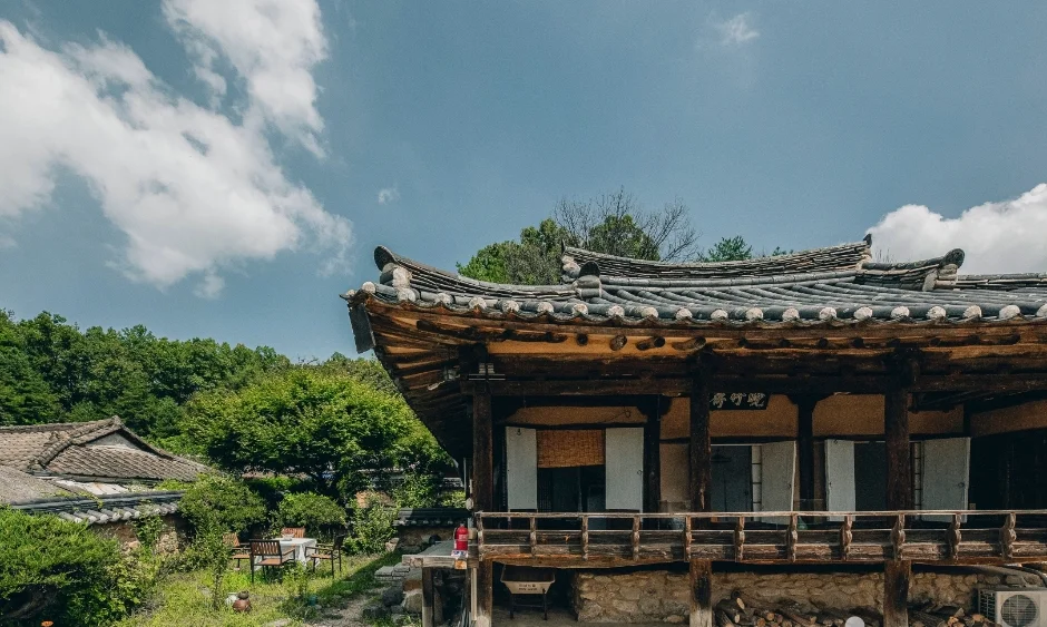 푸른 하늘 아래 누마루가 달린 기와 고택 만죽재