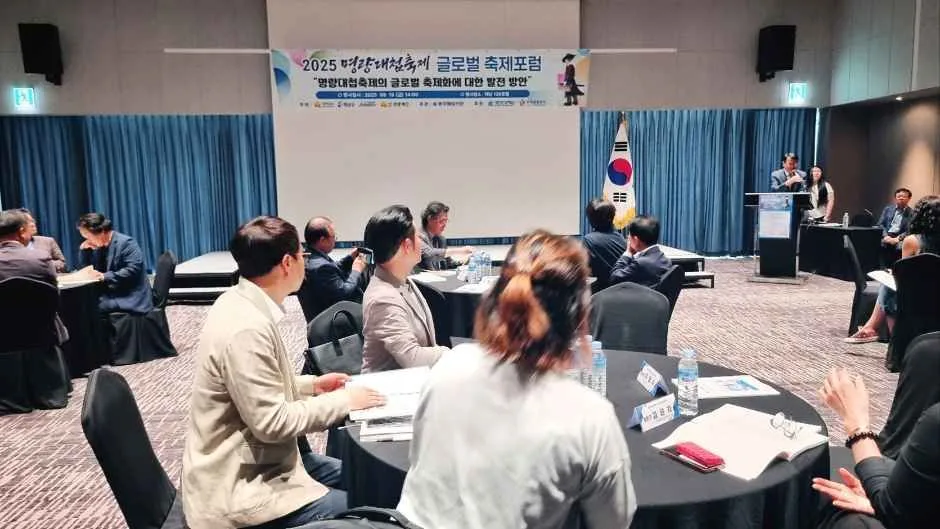 회의실 테이블에 둘러앉아 축제 준비 상황을 논의하는 관계자들