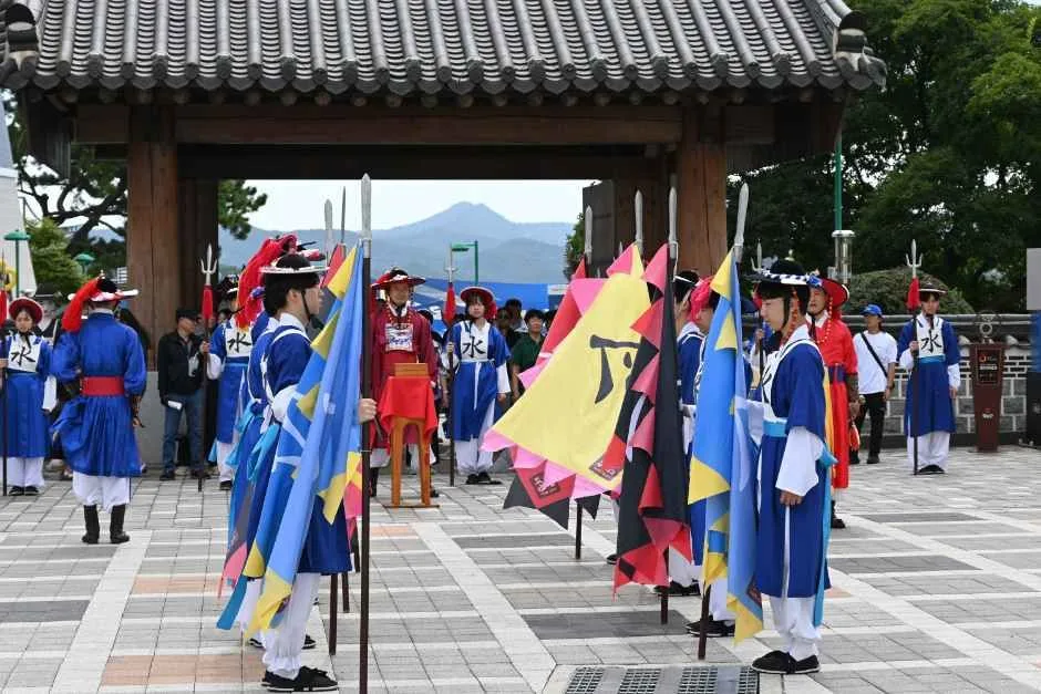 전통 갑옷과 깃발을 갖춘 의장대가 문 앞에서 도열한 모습
