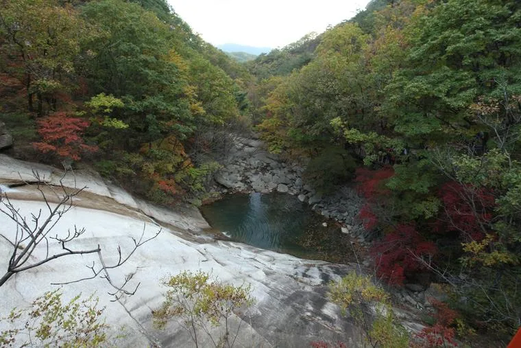 명성산 계곡의 맑은 소와 주변 단풍, 화강암 암반