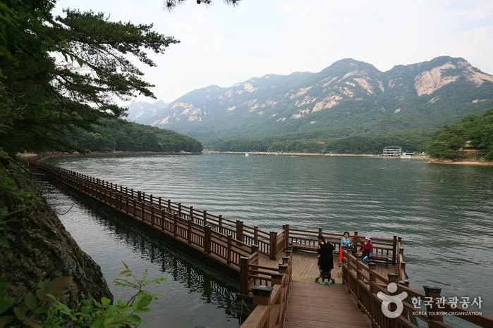 산정호수 둘레길의 수상 데크와 뒤로 보이는 명성산 암봉