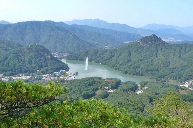 명성산 정상 부근에서 내려다본 산정호수와 주변 산세 전경