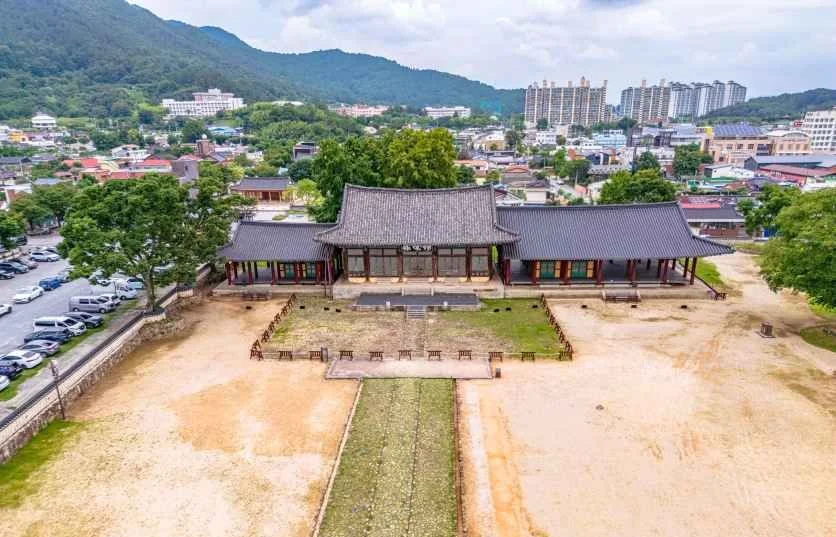 나주 금성관 일대를 위에서 내려다본 항공 사진, 뒤로 나주 시가지와 산이 보인다