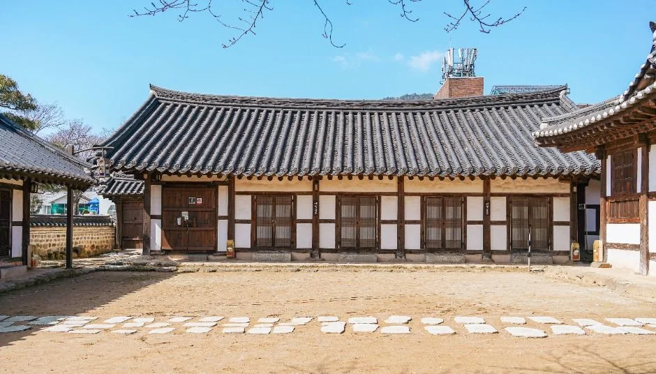 기와지붕의 한옥 본채와 흙마당이 보이는 나주목사내아