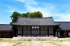 기와지붕과 단청이 화려한 나주목 관아 금성관 전경, 앞마당에 관람객이 서 있다