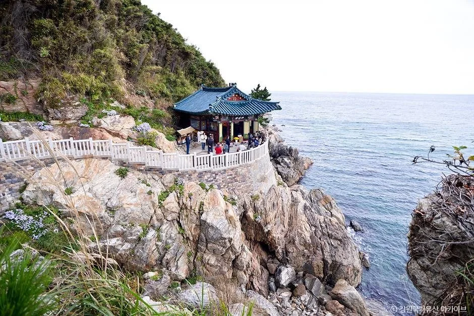 동해를 배경으로 절벽 위에 자리한 홍련암