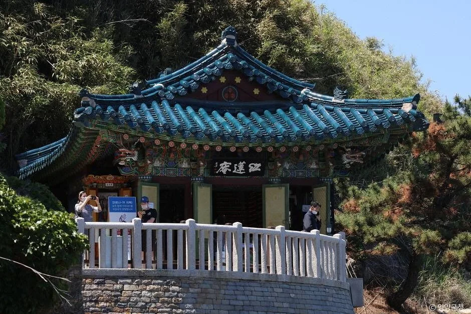해안 절벽 위에 선 홍련암 법당의 정면