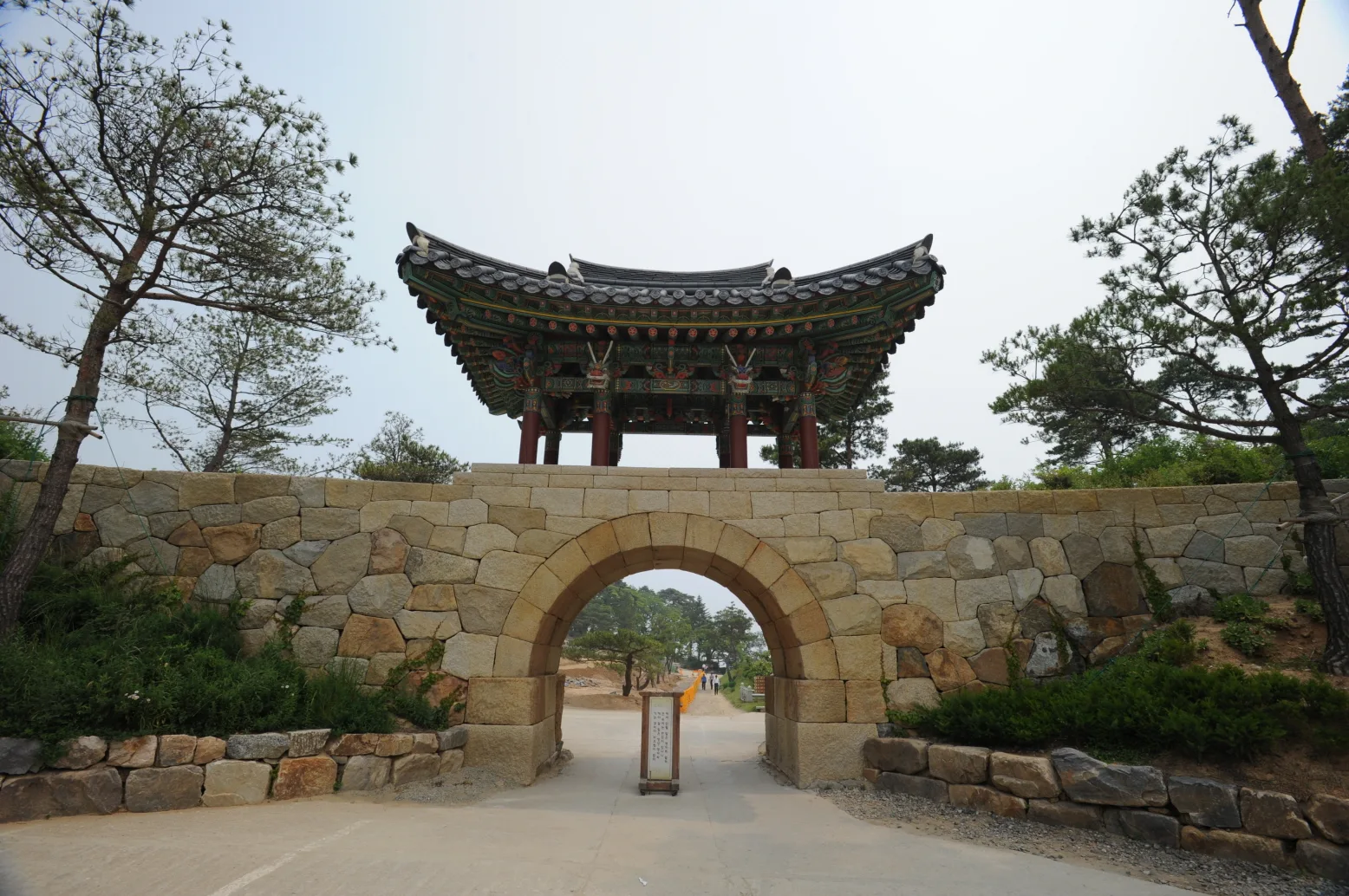 석축 위에 정자가 올라선 낙산사 홍예문 전경