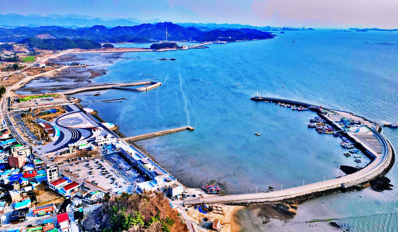 충남 홍성 남당항 방파제와 항구
