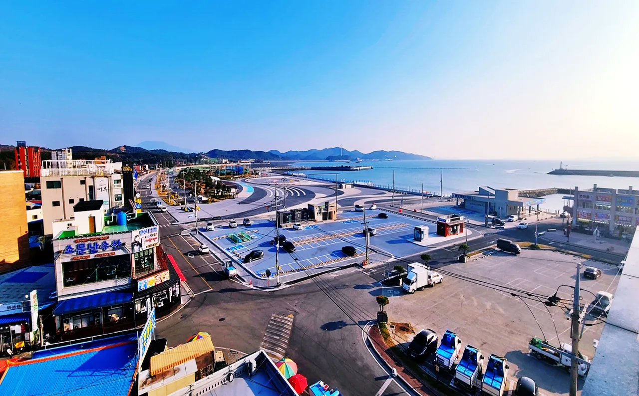 충남 홍성 남당항 일대 시가지와 주차 구역
