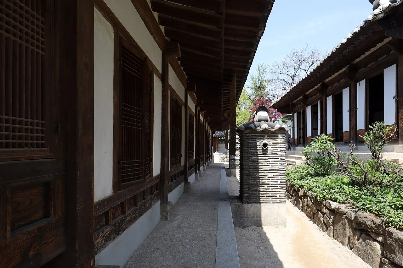 한옥 건물을 따라 이어지는 남산골한옥마을의 회랑과 담장