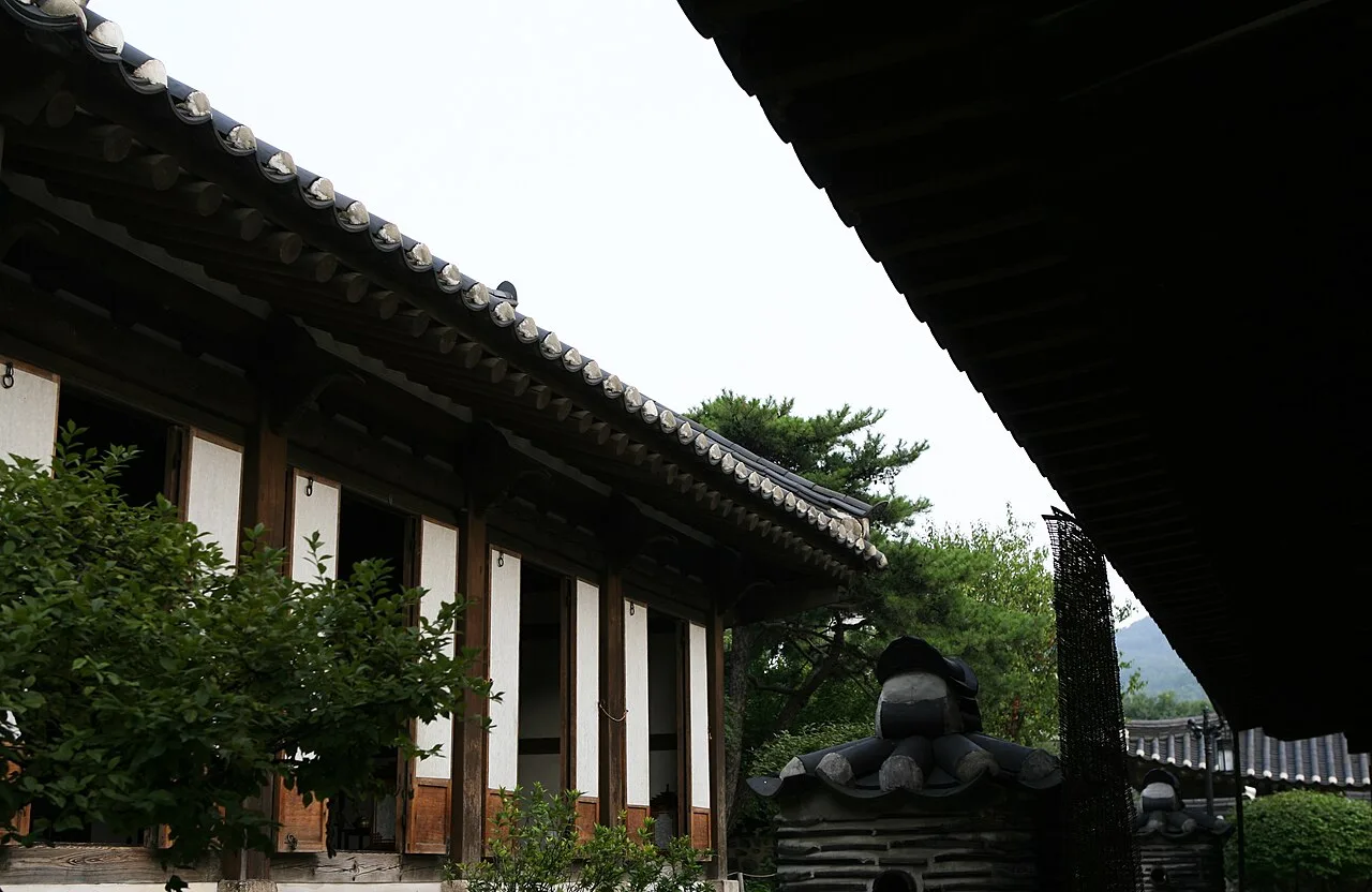 소나무를 배경으로 한 남산골한옥마을 전통 가옥의 기와지붕 처마