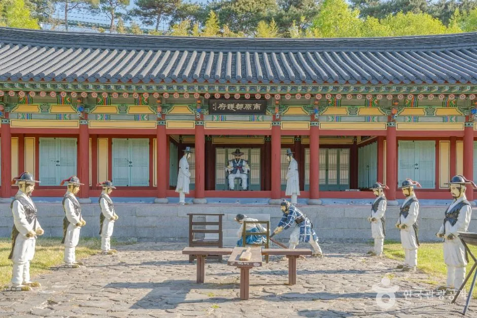 춘향테마파크 관아를 재현한 건물과 인형 연출