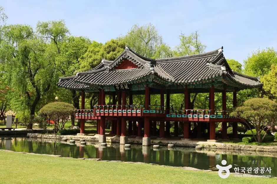 광한루원 연못과 누각