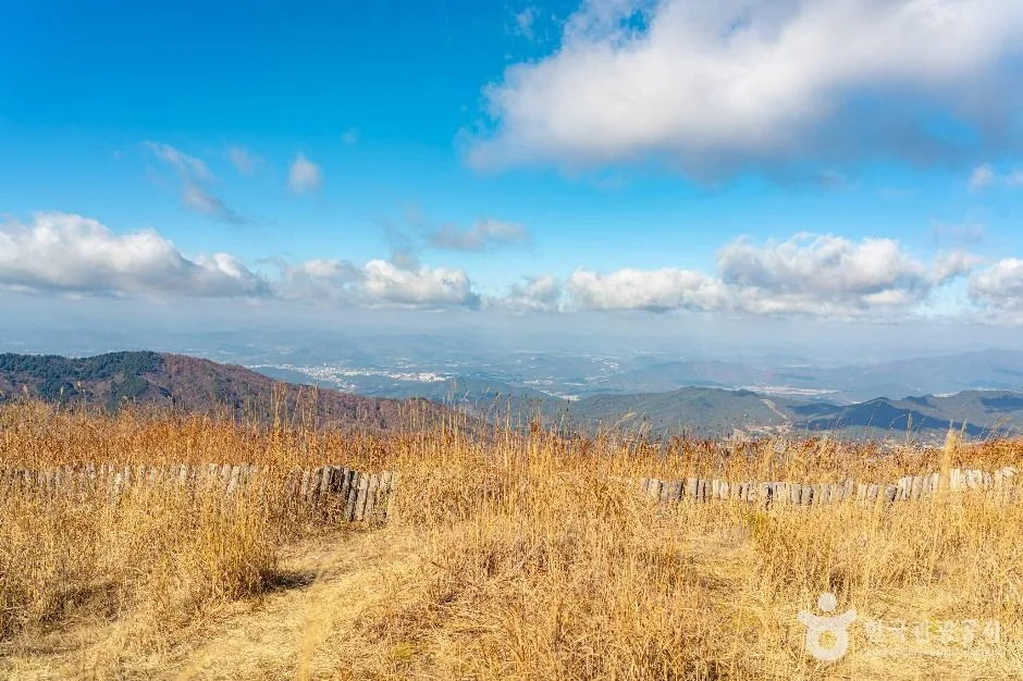 마른 풀밭과 멀리 산세가 보이는 정령치 조망