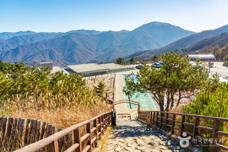 정령치에서 본 지리산 능선과 마른 풀