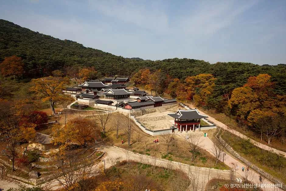 단풍 든 산자락에 자리한 남한산성 행궁 전경, 위에서 내려다본 모습