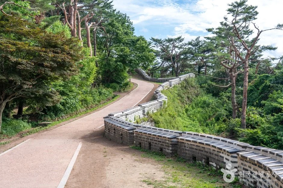 굽이진 성곽과 숲길이 이어지는 남한산성 탐방로 풍경