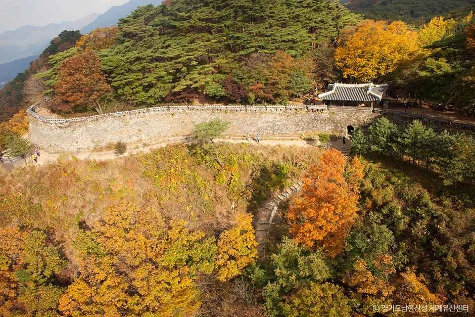 단풍으로 물든 산자락을 따라 이어지는 남한산성 성곽