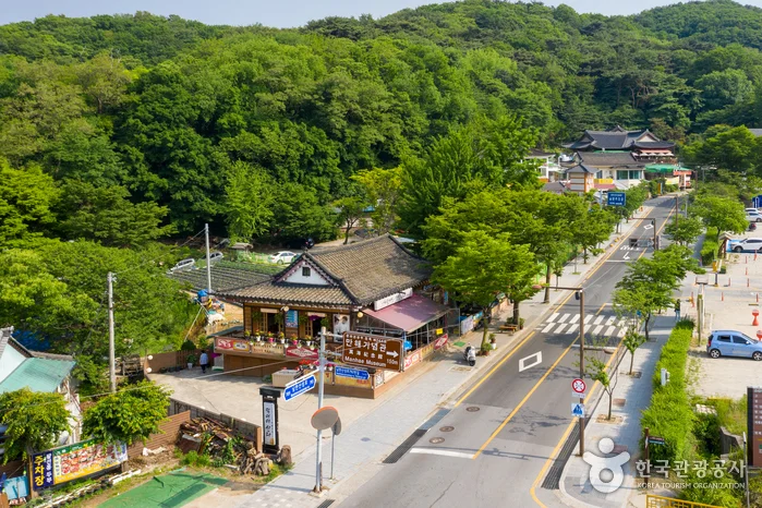 식당과 주차장이 모여 있는 남한산성 전통음식마을 일대를 내려다본 모습