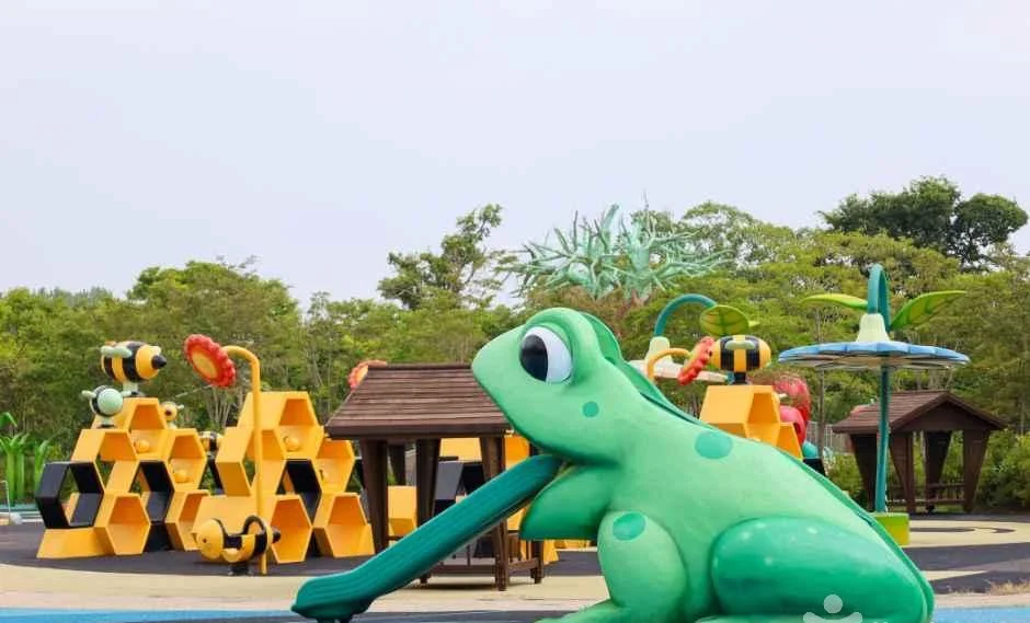 개구리 미끄럼틀과 벌집 모양 놀이기구가 있는 놀이 공간