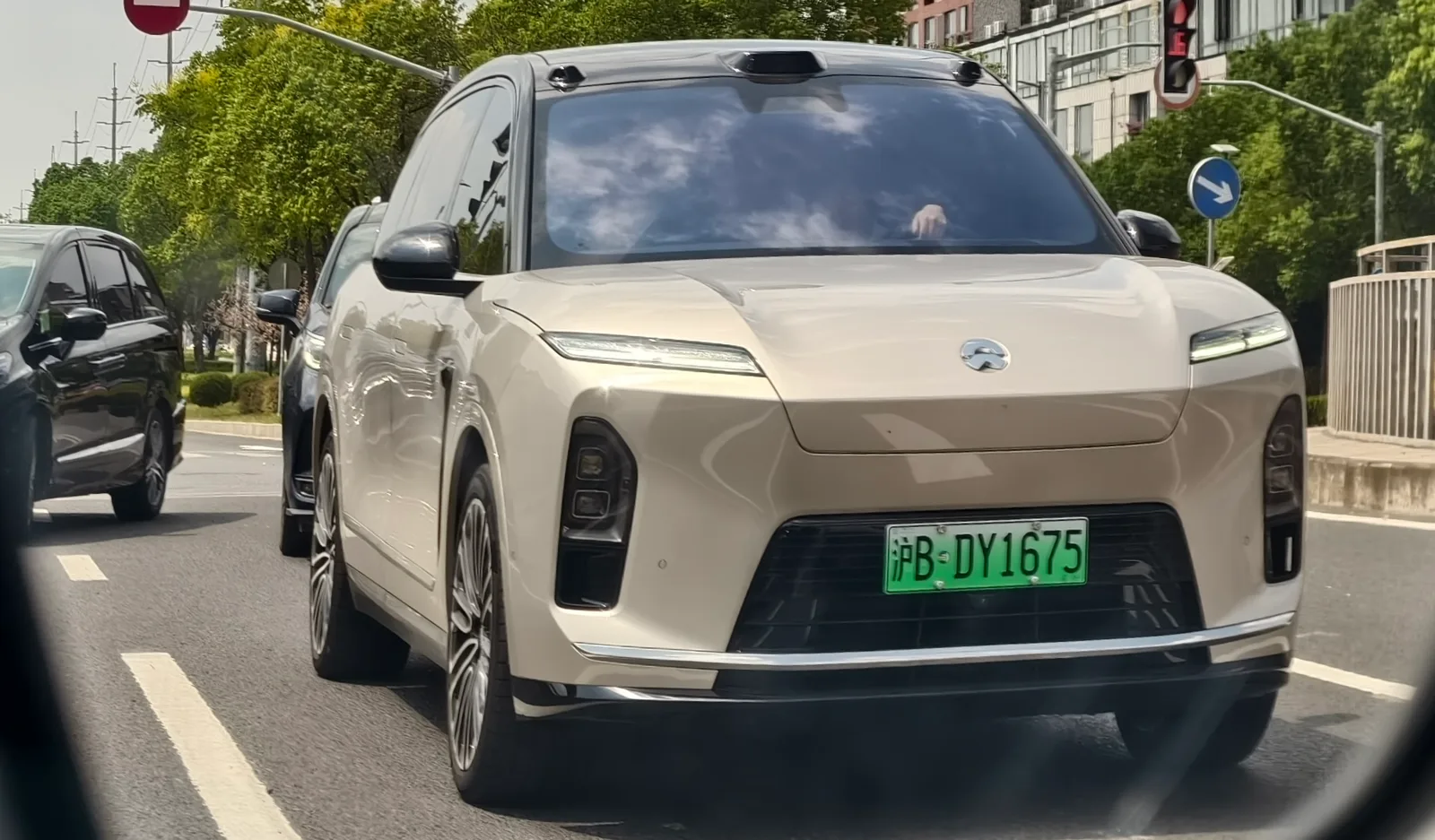니오 ES8 3세대 SUV, 중국 도심 도로 주행 모습