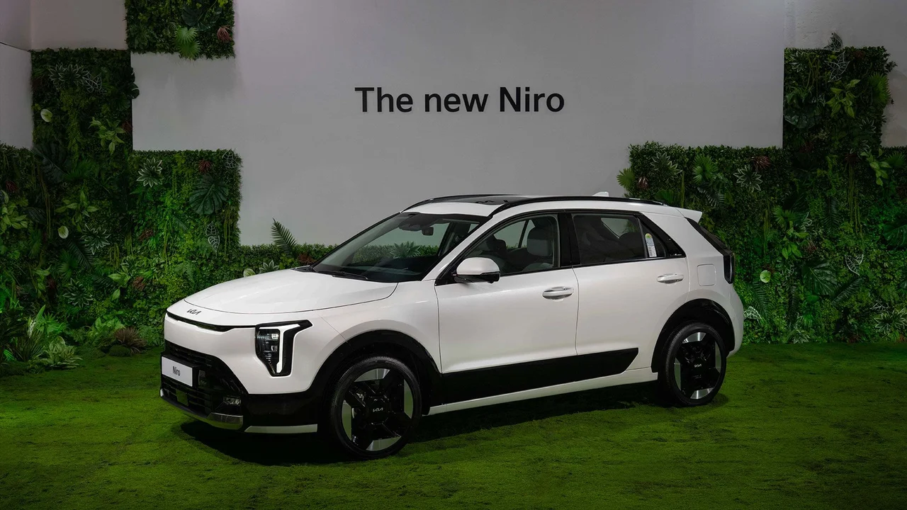 흰색 니로 한 대가 놓인 더 뉴 니로 미디어 행사 무대, 뒤쪽 벽에 The new Niro 글자가 보인다
