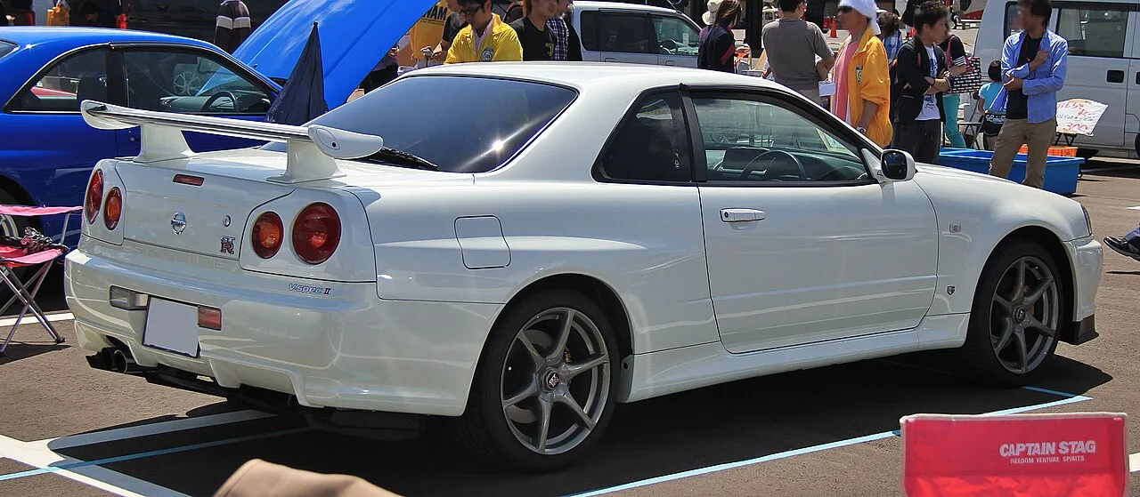 닛산 스카이라인 GT-R R34 V스펙2의 후면부, 원형 4등식 테일램프와 리어 스포일러가 보인다